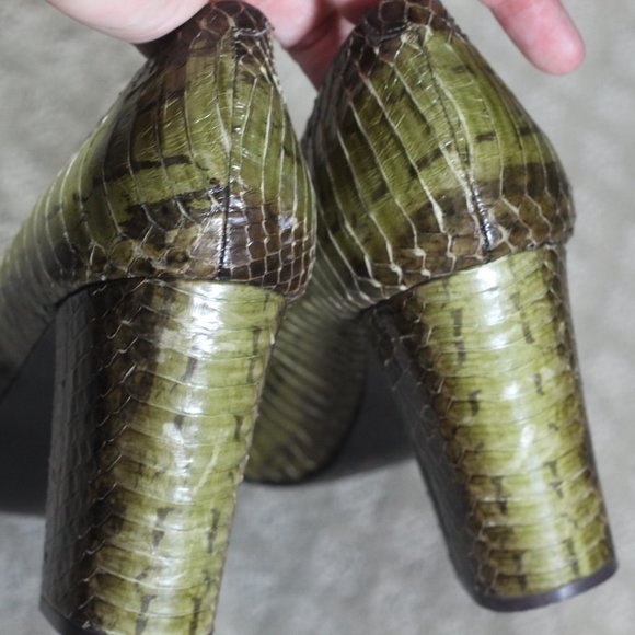 BCBG Girl Size 9B Olive Green Crocodile 3.5" Heels - Picture 5 of 8